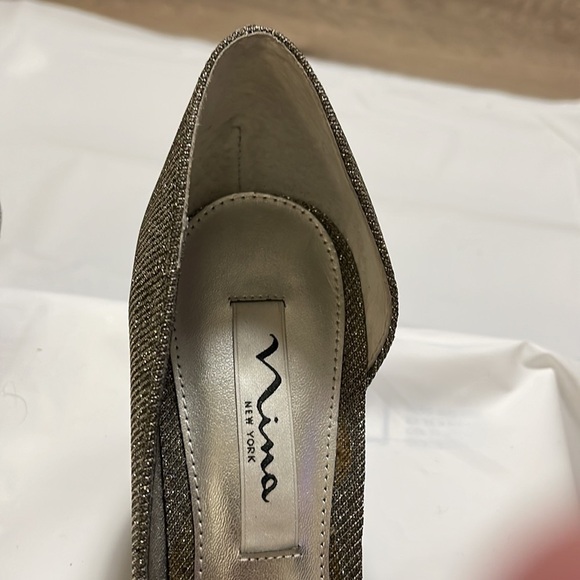Nina Women's Carrie GM Shimmering Dress Pump, Platinum Gold, Size 7.5 M - Picture 4 of 9